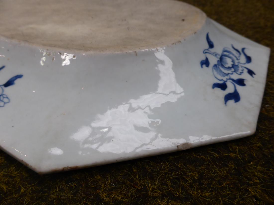 A Chinese porcelain meat platter, Quianlong, of canted rectangular form, painted underglaze blue - Image 4 of 5