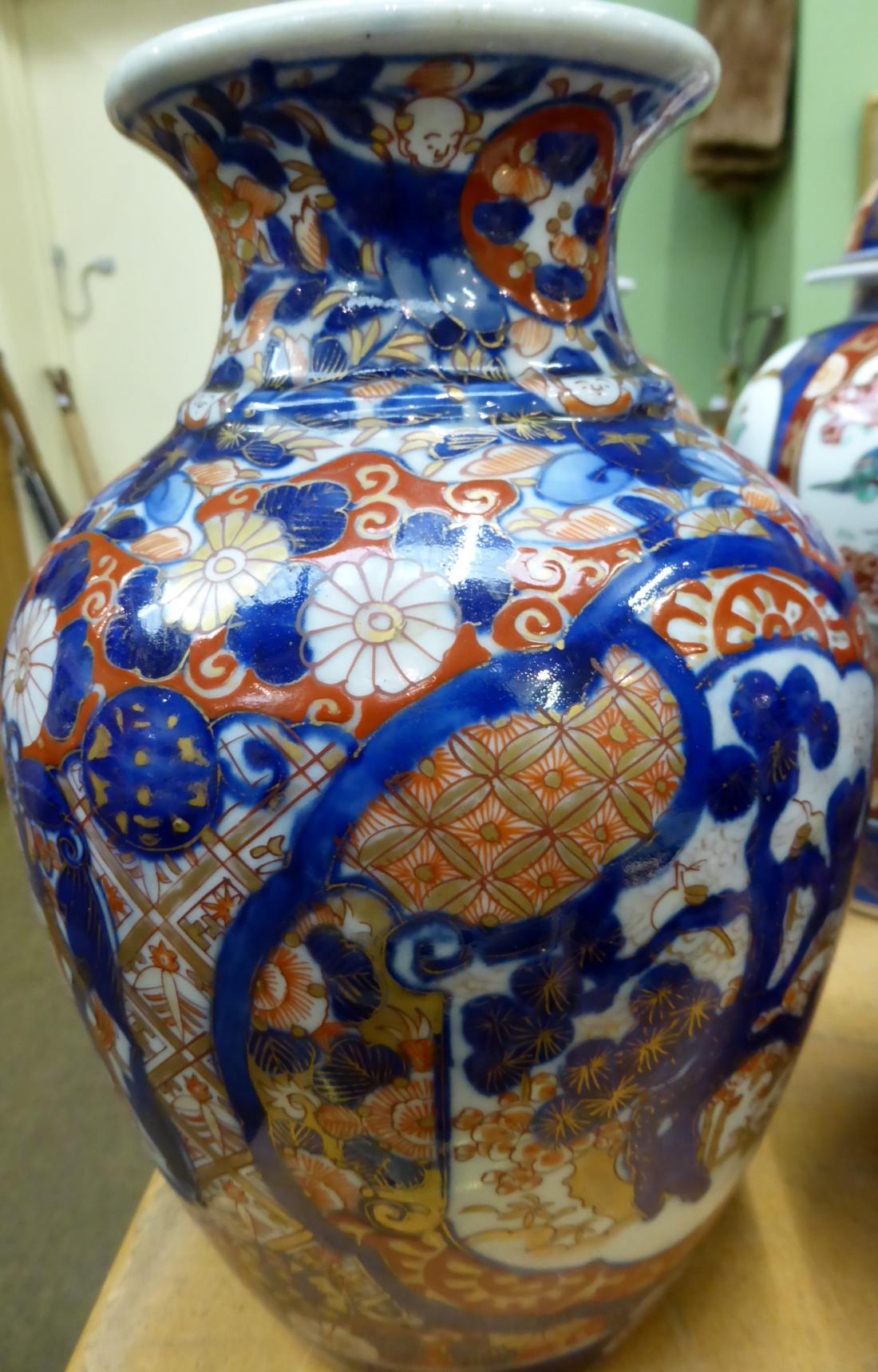 A near pair of Chinese 19th century Imari pattern vases - Image 4 of 9