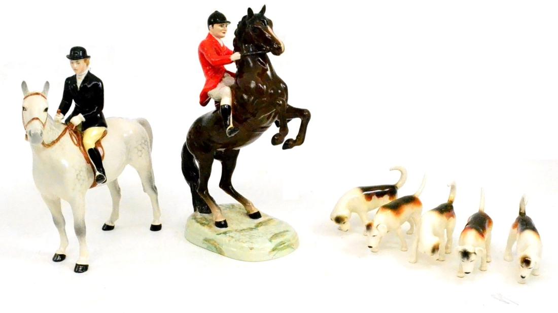 Five Beswick fox hounds and two Beswick horses (7)