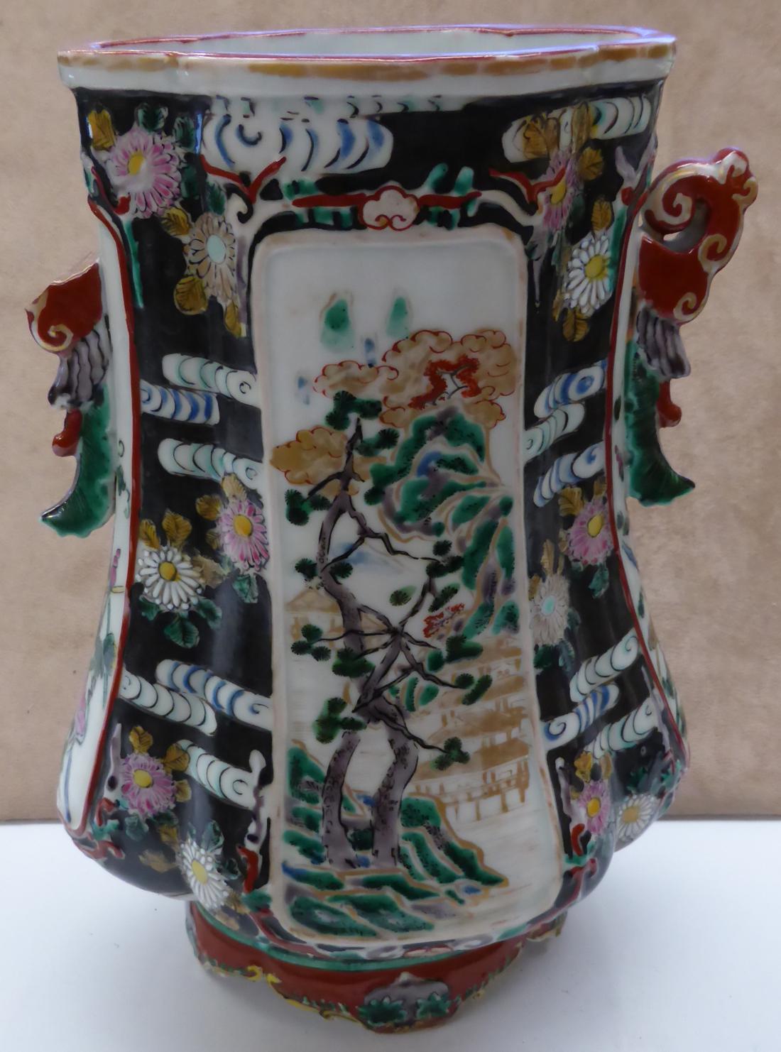 A Chinese famille vert/noir vase on wood stand - Image 4 of 7