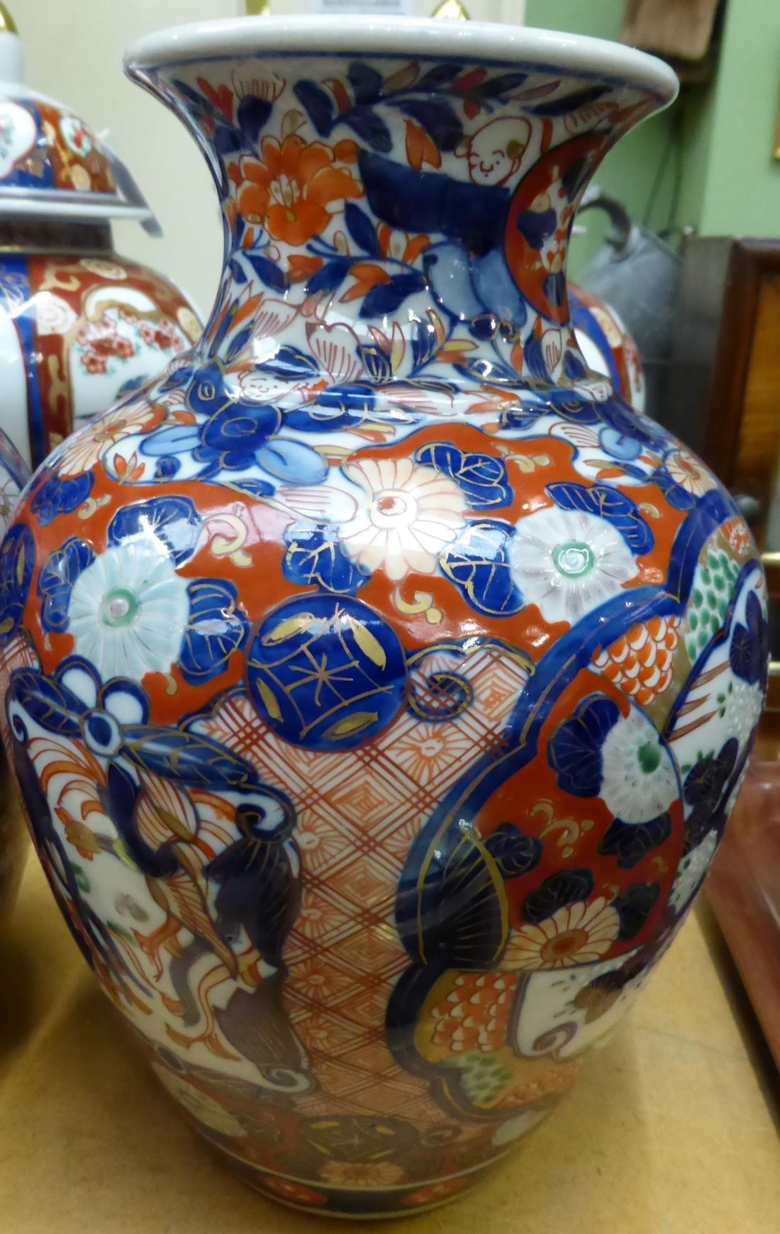 A near pair of Chinese 19th century Imari pattern vases - Image 7 of 9