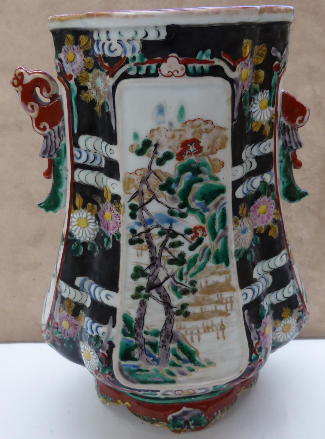 A Chinese famille vert/noir vase on wood stand - Image 2 of 7