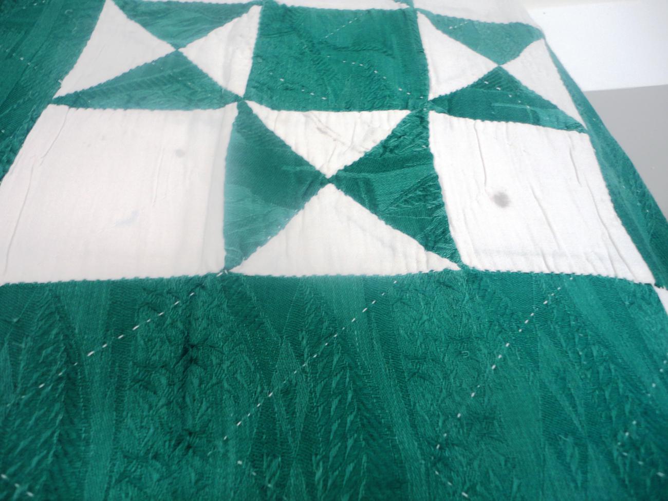 Late 19th Century Green and White Patchwork Quilt in star pattern, with white reverse, 200cm by - Image 3 of 4