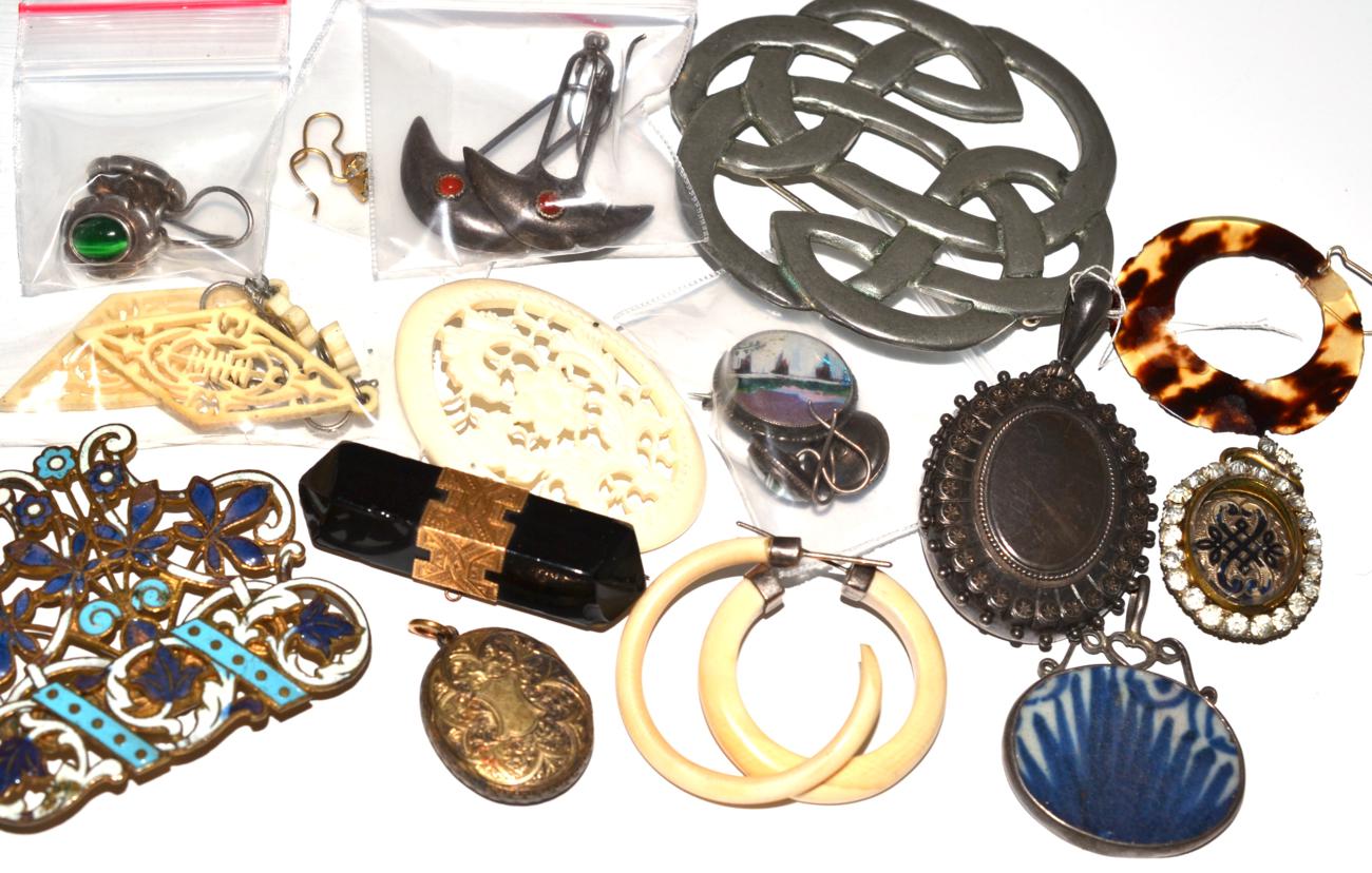 Quantity of assorted jewellery, earrings and pendants