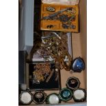 A belcher chain, assorted rings, bar brooches, costume jewellery etc