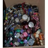 A quantity of costume jewellery