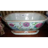 18th c. Chinese famille rose tureen (A/F)