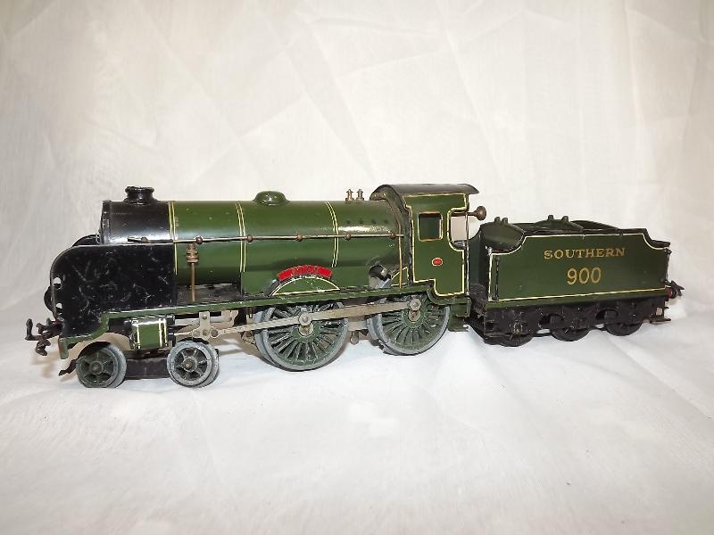 Model railways - a Hornby tin-plate cloc - Image 2 of 4