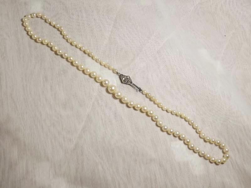 A single strand of cultured pearl neckla