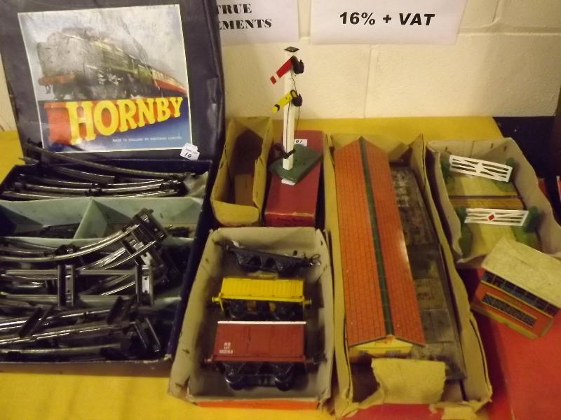 Model railways - a quantity of Hornby O