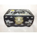 An Oriental jewellery box inlaid with mo