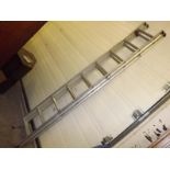 An aluminium extending ladder, 2.59 metr