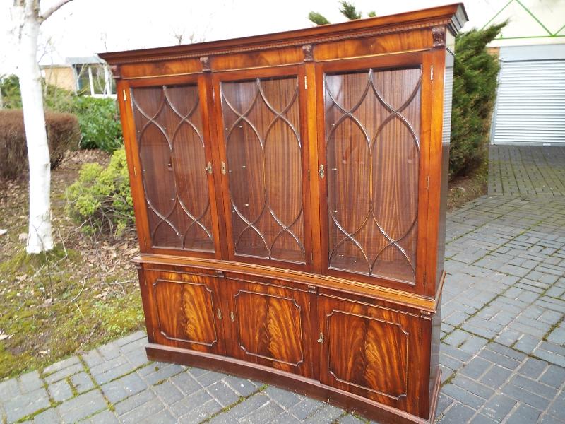 A concave bookcase with astral glazed fr - Image 2 of 2