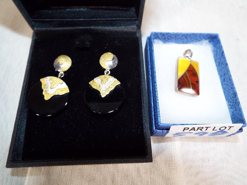 A lady's pair of Paula Bolton silver earrings with an amber pendant - Est £20 - £40