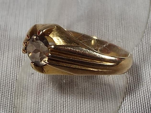 A gentleman's hallmarked 9 carat gold signet ring set with single stone, approx weight 4.02 gm,
