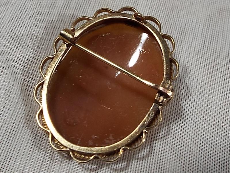 A lady's cameo brooch with hallmarked 9 carat gold mounts - Est £30 - £50 - Image 2 of 2