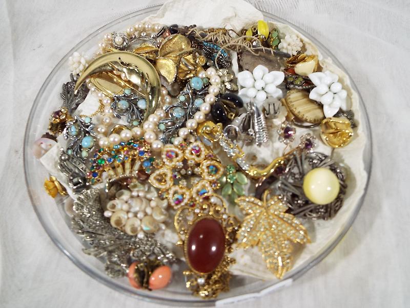 A collection of vintage costume jewellery to include brooches, earrings, bracelets and similar