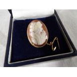 A lady's cameo brooch with hallmarked 9ct gold mounts - Est £30 - £50