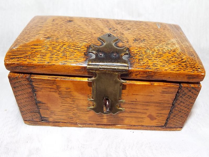 A miniature wooden chest containing two pearl necklaces and five yellow metal good quality rings - Image 2 of 2