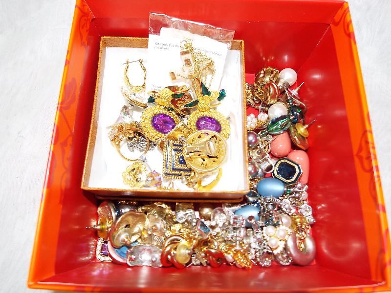 A collection of good quality costume jewellery to include paired earrings, rings brooches and