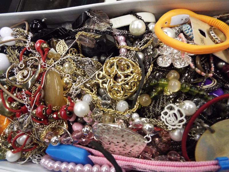 A good mixed lot of costume jewellery to include bracelets, necklaces and similar - Image 2 of 2