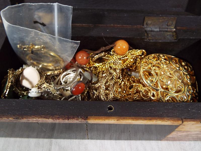 An unusual inlaid small wooden hinge lidded box containing a collection of costume jewellery to - Image 2 of 3