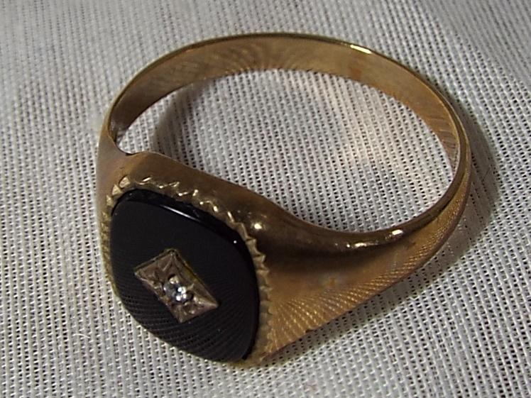 A hallmarked 9 carat gold stone set signet ring, approximate weight 3.6 grams