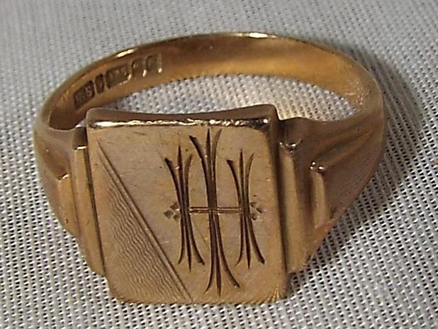 A hallmarked 9 carat gold signet ring, approximate weight 6.1 grams
