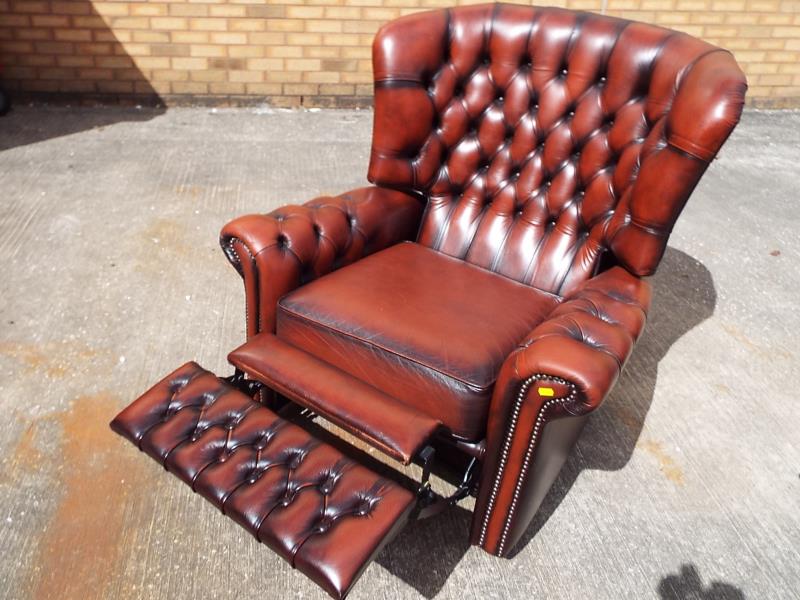 A good quality button-back, reclining leather armchair - Image 2 of 2