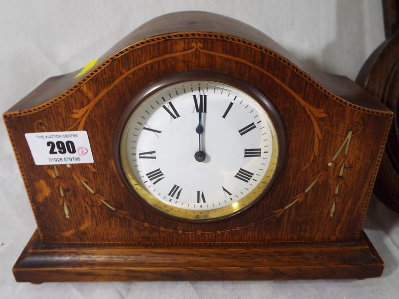 An early 20th century wooden cased mantel clock, Roman numerals on a white dial, wind-up movement, - Image 2 of 2