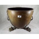 A 19th century copper cauldron with claw feet, 34cm (h) x 35cm (diam) - Est £50 - £80