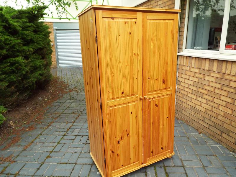 A modern pine wardrobe, 194cm (h) x 60cm (w) x 38cm (d)