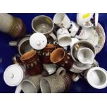 A mixed lot of ceramic tableware.