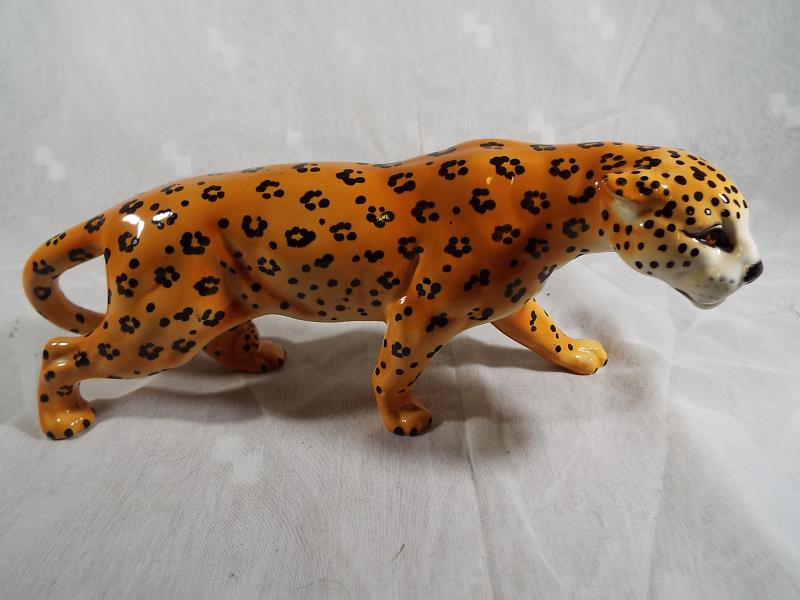 A Beswick pottery figurine depicting a leopard - 1082, 12.1 cm (h) - Estimate £30 - £50