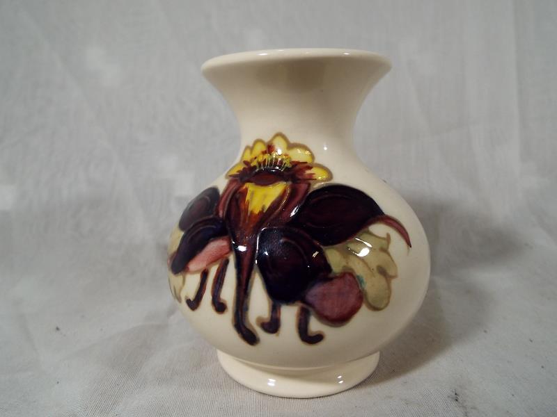 Moorcroft Pottery - A Moorcroft POttery bulbous vase decorated with columbine on a cream ground