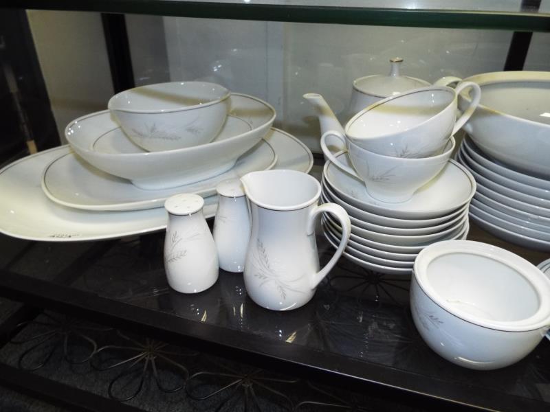 A Noritaki part dinner service, decorated in the Windrift pattern #6117 comprising approximately 66 - Image 3 of 3