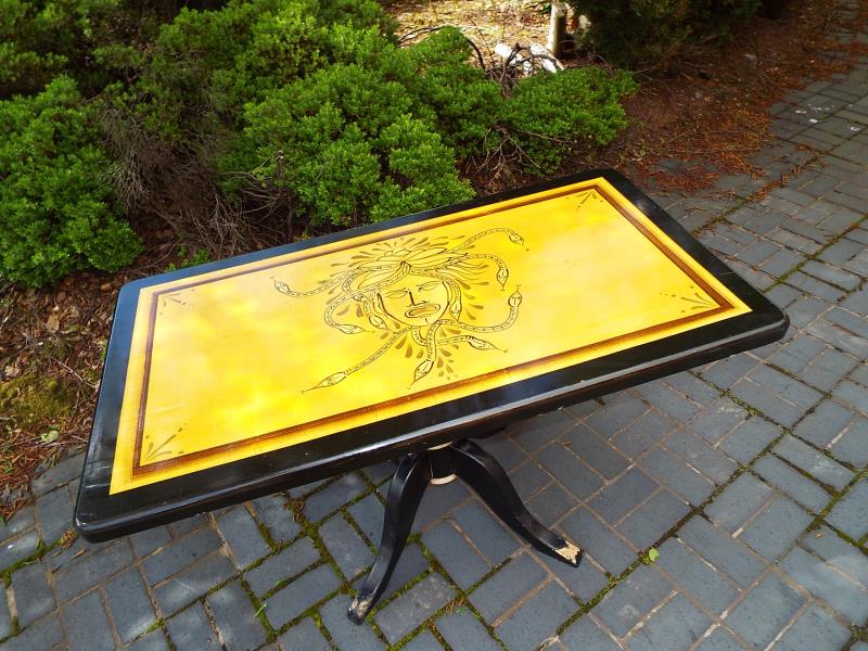 A pine table with hand painted top depicting Medusa, 76 cm x 138 cm x 76 cm - Image 2 of 2