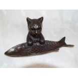 A hot cast bronze depicting a cat holding a fish, 8.