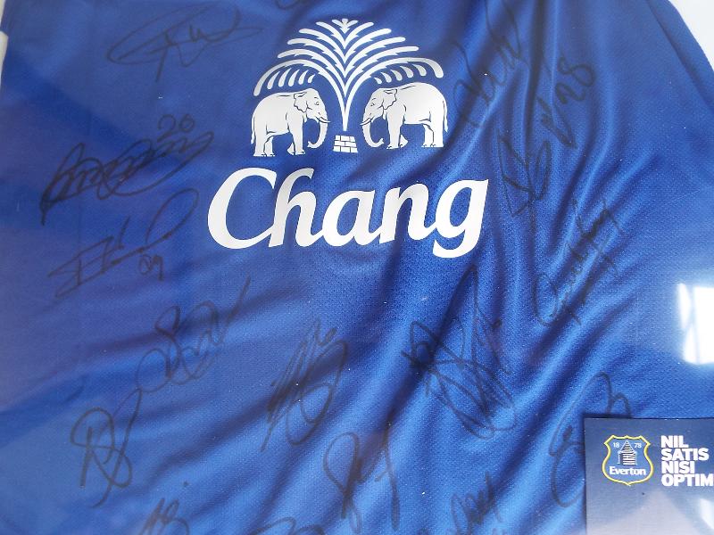 An Everton Football Club signed shirt, circa 2012, size M, - Image 2 of 4