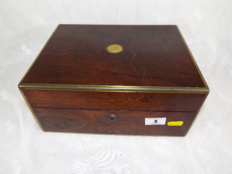 A mahogany cased vanity set with wooden partitions and glass trinket dishes with plated lid - Est - Image 2 of 3