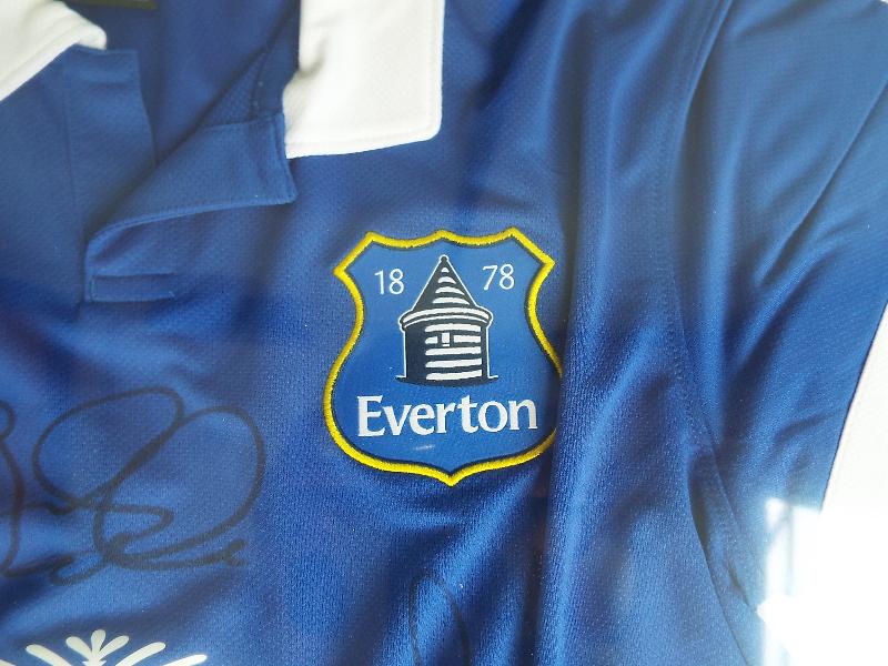 An Everton Football Club signed shirt, circa 2012, size M, - Image 4 of 4