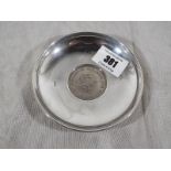 A silver hallmarked dish with inset crown, London assay 1972, 10.5cm (dia), approximate weight 79.