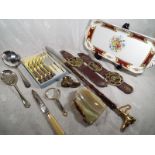 A small mixed lot to include a Wedgwood tray, brasses, a horn with brass dogs head handle,