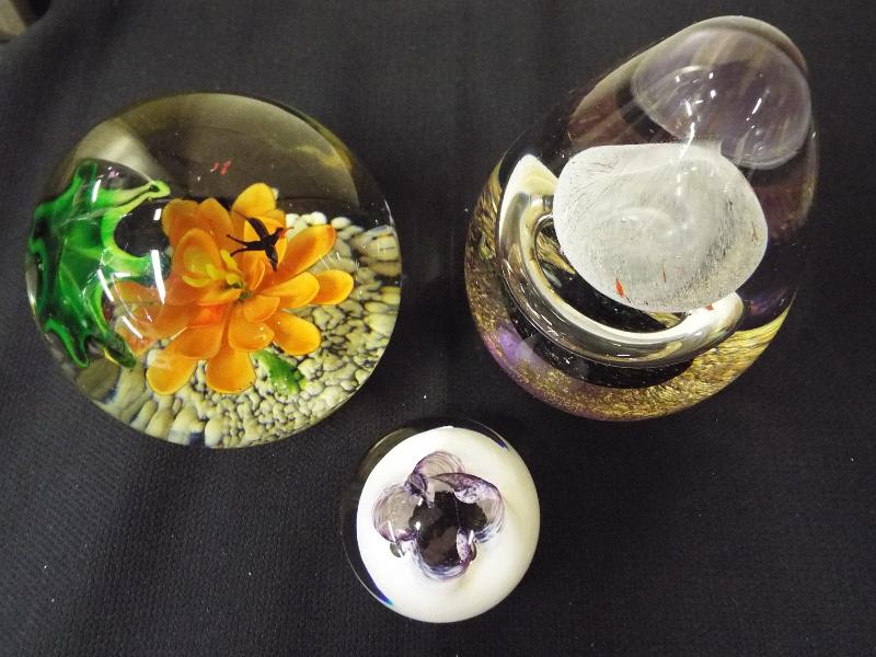 Three good quality glass paperweights to include Ciic and other (3) - Image 2 of 2