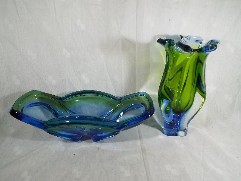 Two pieces of Murano Art Glass to include a tulip vase and a large dish Est £40 - £60 (2)