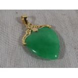 A lady's 14ct gold and jade pendant in the form a heart