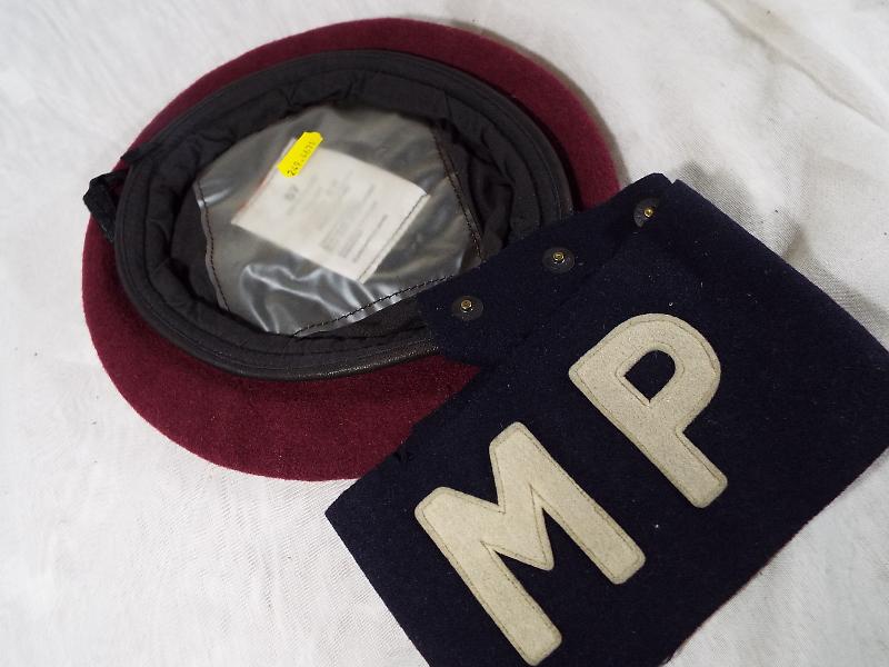 A British Paratroop Regt beret and a Military Police MP armband - (2)