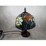 A Tiffany style table lamp 28cm (h)