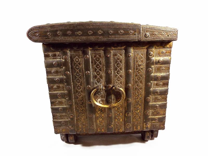 A good quality lidded chest with applied brass panelling, twin handles, - Image 4 of 4