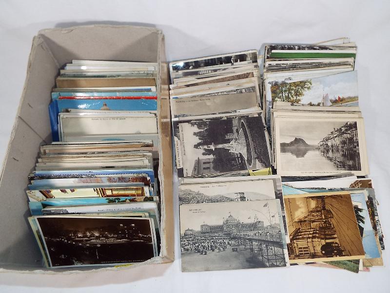 A collection in excess of 500 early 20th century UK and World topographical postcards - Est £40 -